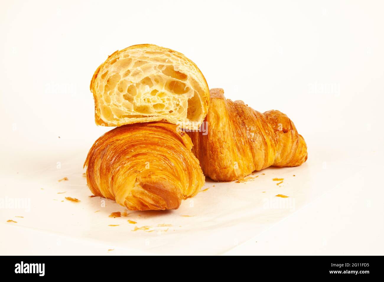 Brioche simple au beurre croustillant croissant et doré de couleur isolée sur fond blanc Banque D'Images