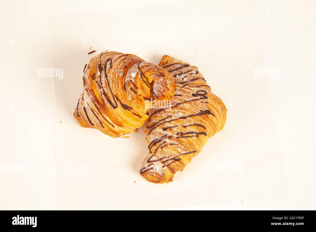 Croissant de brioche au chocolat, croustillant fait dans du beurre isolé sur fond blanc Banque D'Images