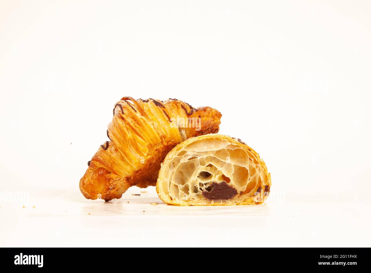Croissant de brioche au chocolat, croustillant fait dans du beurre isolé sur fond blanc Banque D'Images