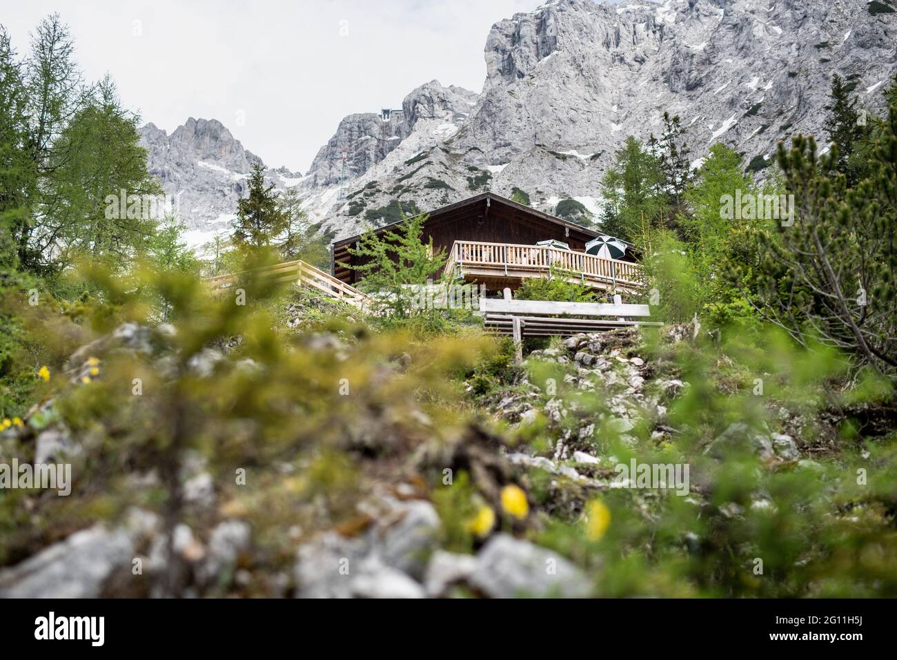 Mittenwald, Allemagne. 03ème juin 2021. Le massif du Karwendel est visible derrière la cabane de Mittenwald. Le refuge situé au nord-ouest sous le Westliche Karwendelspitze, à 1518 mètres au-dessus du niveau de la mer, est une cabane de club alpin de la section Mittenwald du club alpin allemand (DAV). (À dpa-Korr 'règles de Corona: L'association alpine craint la saison difficile de cabane' de 04.06.2021) Credit: Matthias balk/dpa/Alay Live News Banque D'Images