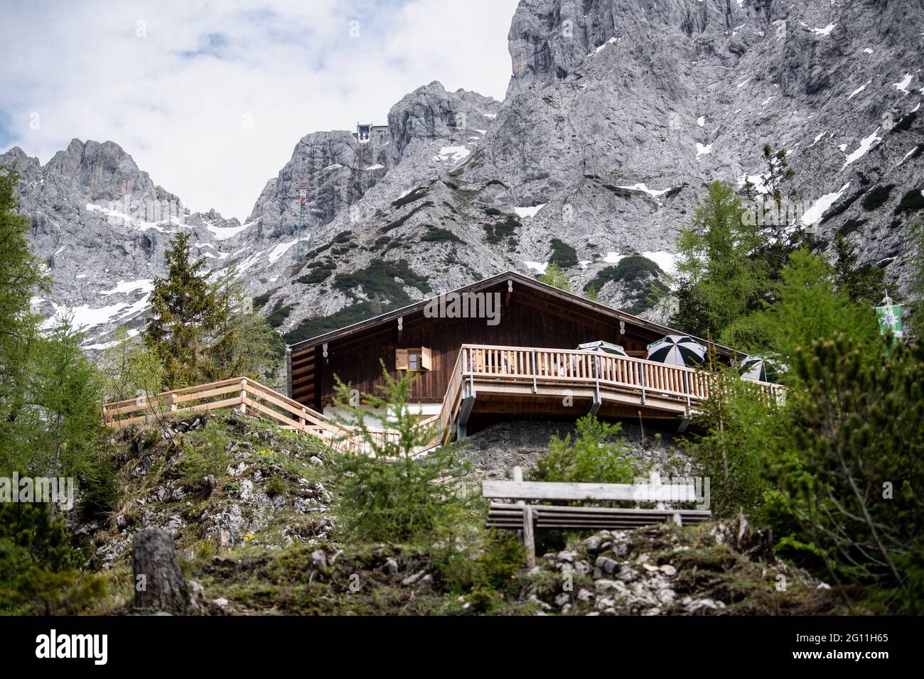 Mittenwald, Allemagne. 03ème juin 2021. Le massif du Karwendel est visible derrière la cabane de Mittenwald. Le refuge situé au nord-ouest sous le Westliche Karwendelspitze, à 1518 mètres au-dessus du niveau de la mer, est une cabane de club alpin de la section Mittenwald du club alpin allemand (DAV). (À dpa-Korr 'règles de Corona: L'association alpine craint la saison difficile de cabane' de 04.06.2021) Credit: Matthias balk/dpa/Alay Live News Banque D'Images