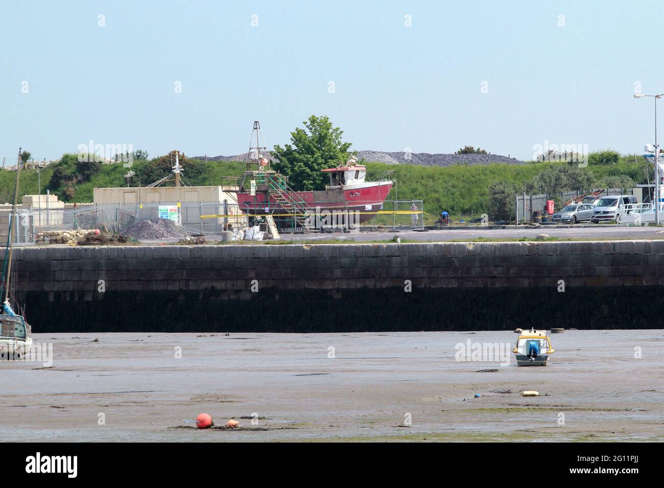 Bangor North Wales 3 juin 2021 l'épave du bateau de pêche en contrebas Nicola Faith a été soulevée du fond marin' elle a été soulevée par la branche d'enquête sur l'accident maritime' la Nicola Faith n'a pas réussi à retourner à Conwy le 27 janvier 2021 et les corps de ses trois équipages Ont été trouvés plus tard sur les plages de Wirral et Blackpool, le bateau de pêche sera conduit à un emplacement sûr Banque D'Images