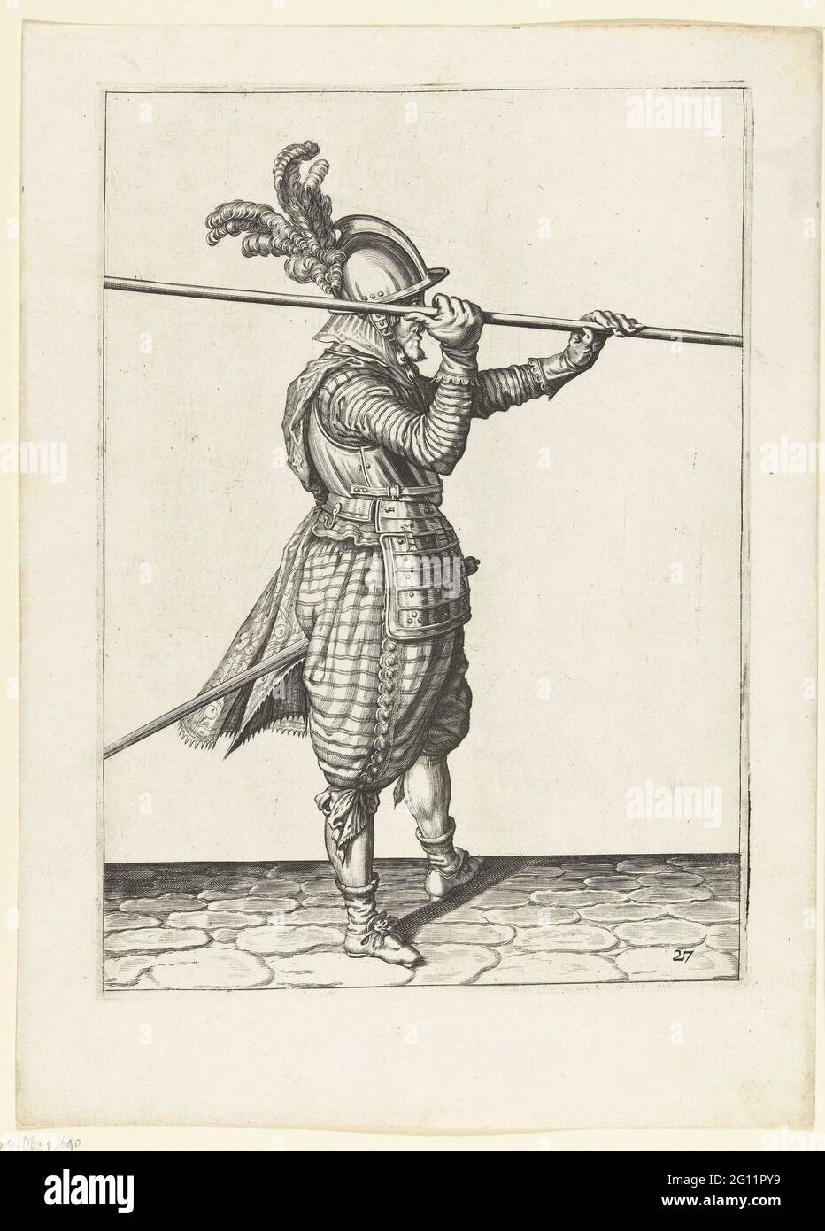 Soldat qui lève sa brochette avec les deux mains horizontalement au-dessus de son épaule droite; Arms handhe van Roers Musquettes et les Splies. Un soldat, plein, à droite, qui soulève une brochette (lance) avec les deux mains horizontalement au-dessus de son épaule droite. Cet imprimé fait partie de la gamme de 32 imprimés numérotés de brochettes des bras. Banque D'Images