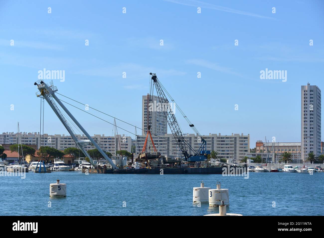 Compagnie maritime de travaux de retrait des vieux quais en béton de la marina de Toulon avec pontons de grue Banque D'Images