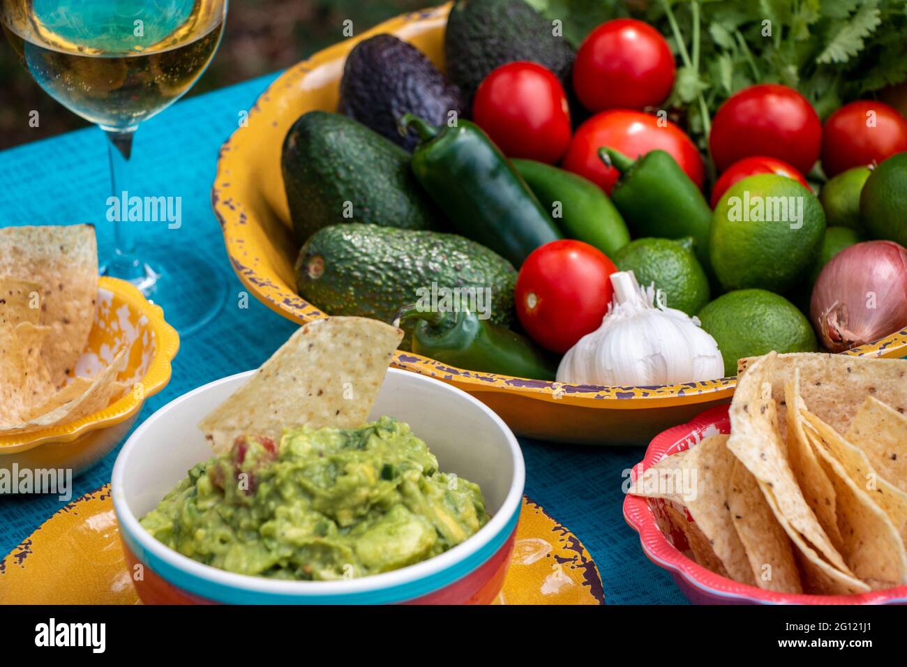 Les légumes frais dans cette sauce en font un vrai bon plat mexicain qui peut être servi pour un en-cas ou une partie d'un grand repas. Banque D'Images