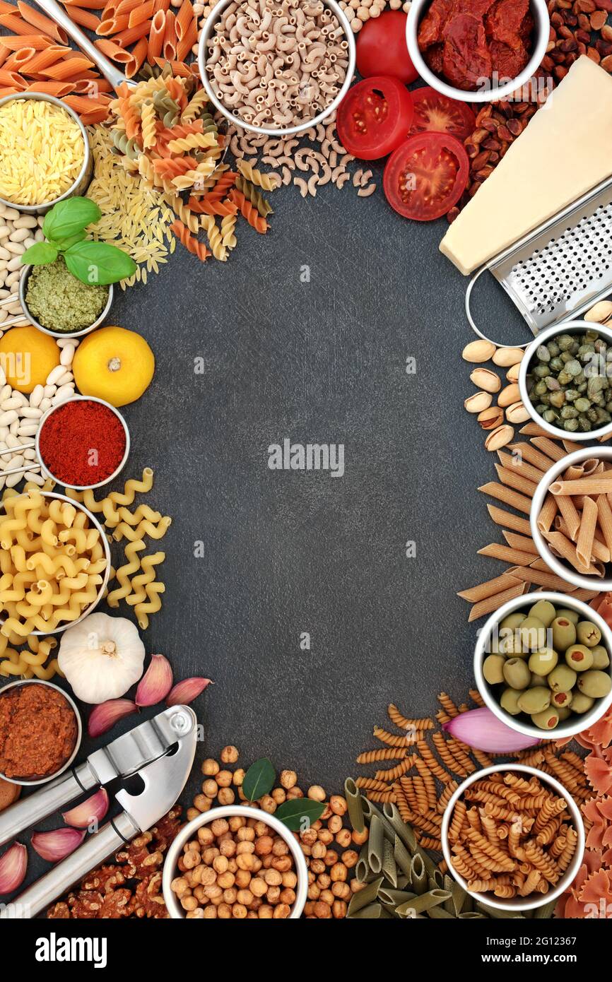 Ingrédients alimentaires italiens sains pour une bordure de fond riche