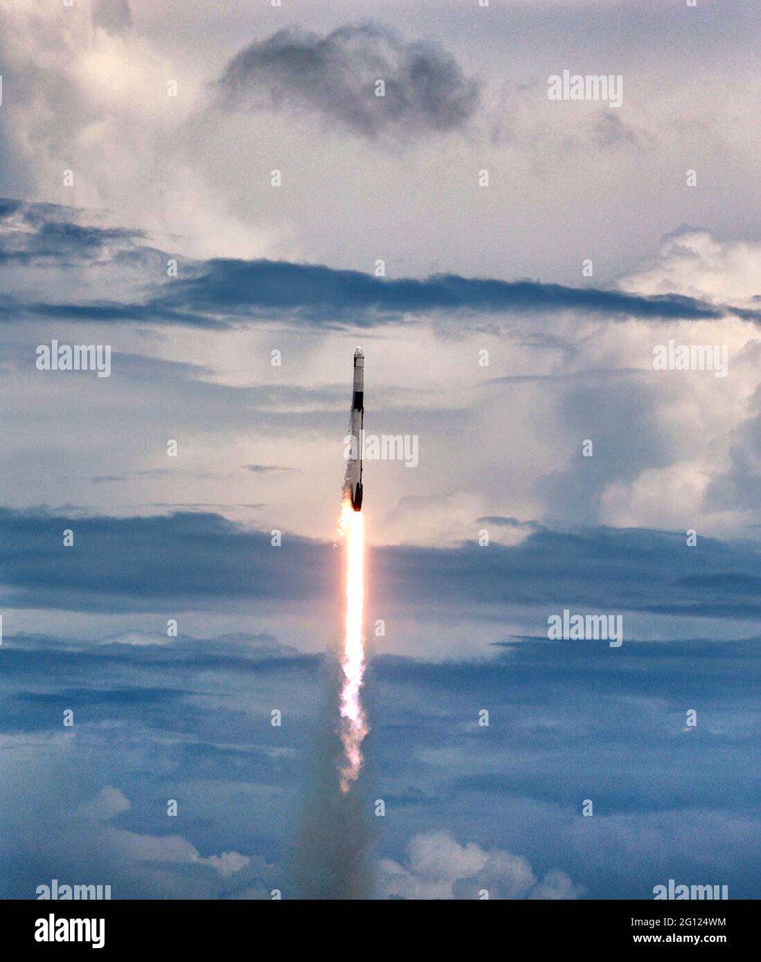 Kennedy Space Center, États-Unis. 03ème juin 2021. Une roquette SpaceX Falcon 9 se soulève du complexe de lancement 39-A du Centre spatial Kennedy, transportant la capsule Cargo Dragon 2 lors de sa deuxième mission de réapprovisionnement à la Station spatiale internationale, le jeudi 3 juin 2021. Le vol est la 22e mission de SpaceX pour les services de réapprovisionnement commercial de la NASA à la station spatiale. Des tardigrades et des calmars de queue de bébé sont à bord de la fusée. (Photo de Joe Burbank/Orlando Sentinel/TNS/Sipa USA) crédit: SIPA USA/Alay Live News Banque D'Images
