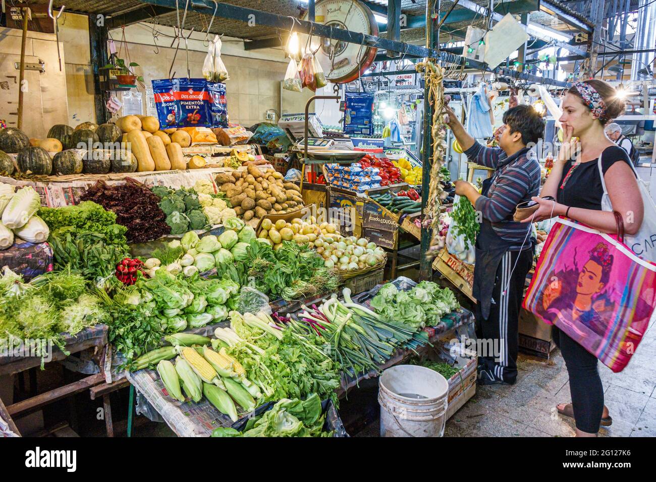 Argentine Buenos Aires Mercado San Telmo marché couvert marché intérieur légumes légumes légumes verts laitue kiosque vendeur stall hispanique homme femme sho Banque D'Images
