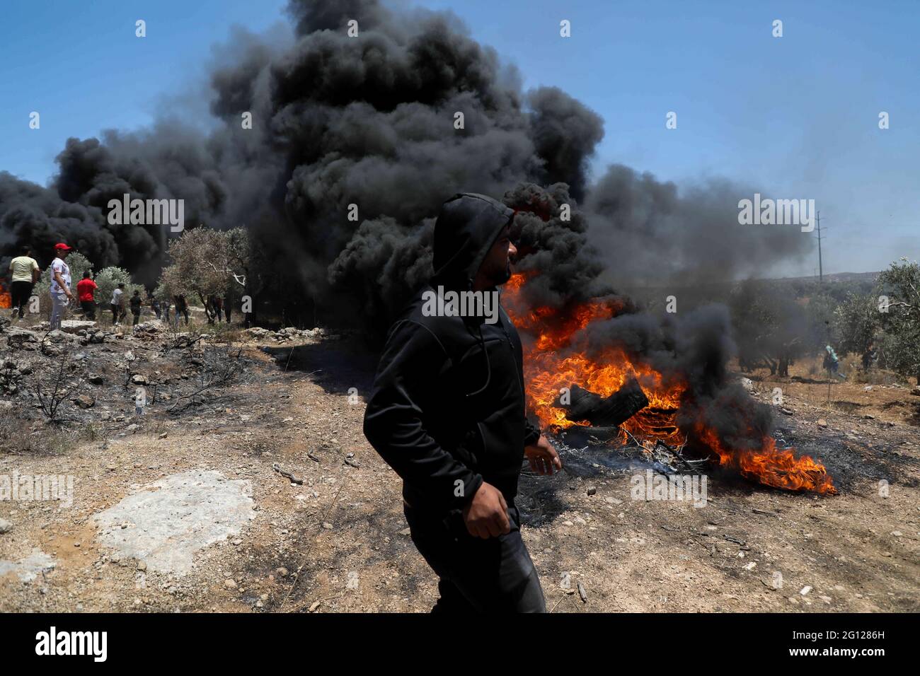 Beita, Cisjordanie, Palestine. 04 juin 2021. Plusieurs Palestiniens sont blessés lors d'affrontements avec des soldats israéliens et des colons israéliens près du mont Sobeih, dans la ville de Beita, au sud de Naplouse. Certains Palestiniens ont été abattus par les forces israéliennes avec des balles en caoutchouc et des munitions vivantes, tandis que d'autres ont été exposés à des gaz lacrymogènes alors qu'ils manifestaient contre les colons juifs en lançant un nouvel avant-poste juif sur le mont Sobeih, dans la ville de Beita. Crédit : ZUMA Press, Inc./Alay Live News Banque D'Images