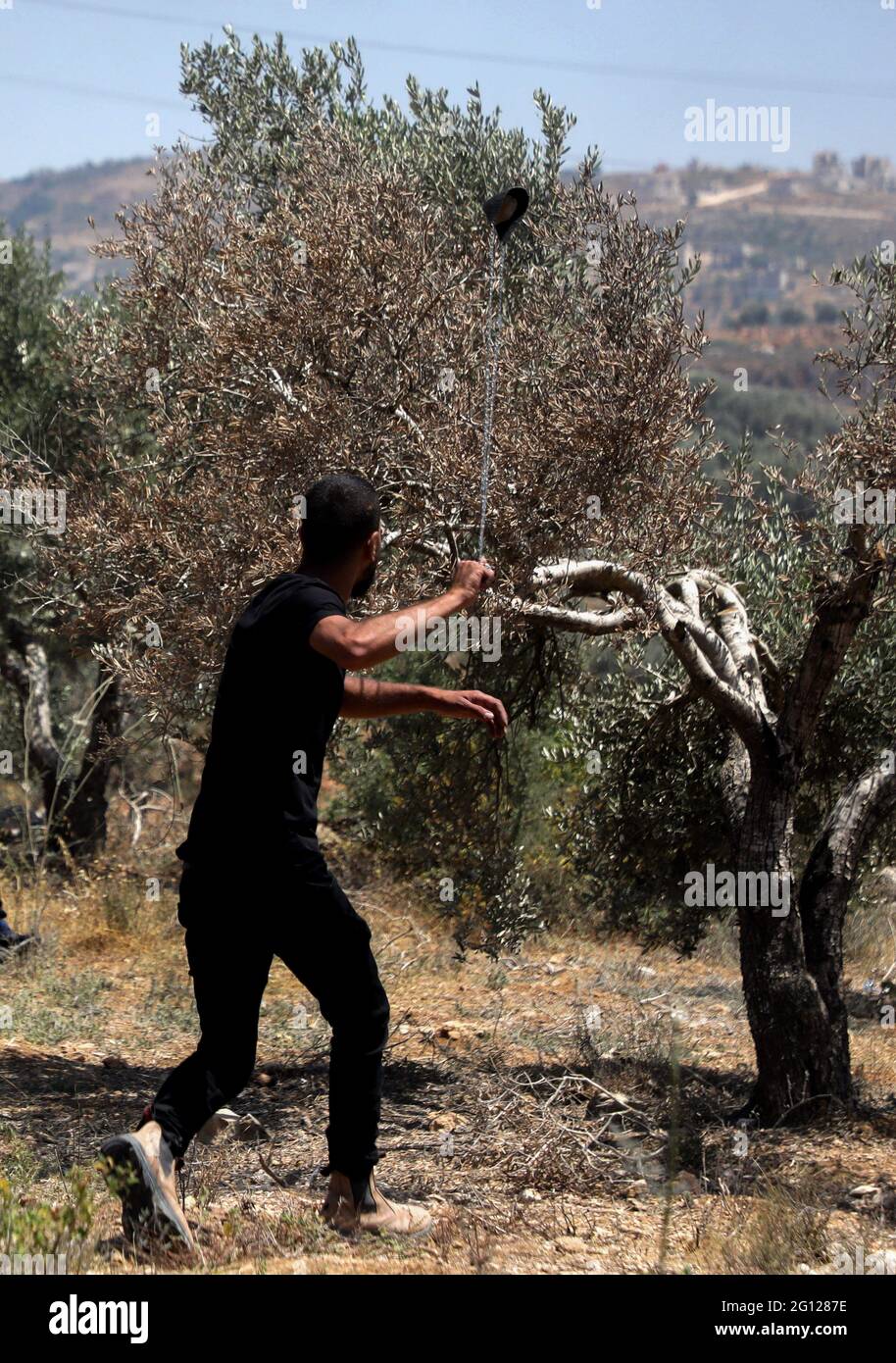 Beita, Cisjordanie, Palestine. 04 juin 2021. Plusieurs Palestiniens sont blessés lors d'affrontements avec des soldats israéliens et des colons israéliens près du mont Sobeih, dans la ville de Beita, au sud de Naplouse. Certains Palestiniens ont été abattus par les forces israéliennes avec des balles en caoutchouc et des munitions vivantes, tandis que d'autres ont été exposés à des gaz lacrymogènes alors qu'ils manifestaient contre les colons juifs en lançant un nouvel avant-poste juif sur le mont Sobeih, dans la ville de Beita. Crédit : ZUMA Press, Inc./Alay Live News Banque D'Images