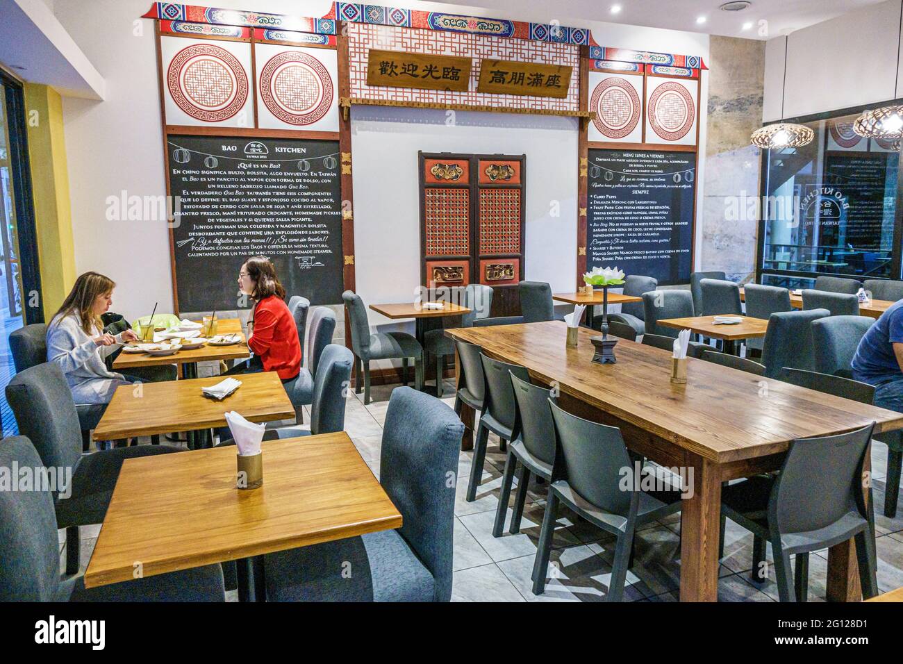 Argentine Buenos Aires Bao Kitchen Taiwan Bistro Asians cuisine ethnique restaurant tables vides repas des clients Banque D'Images