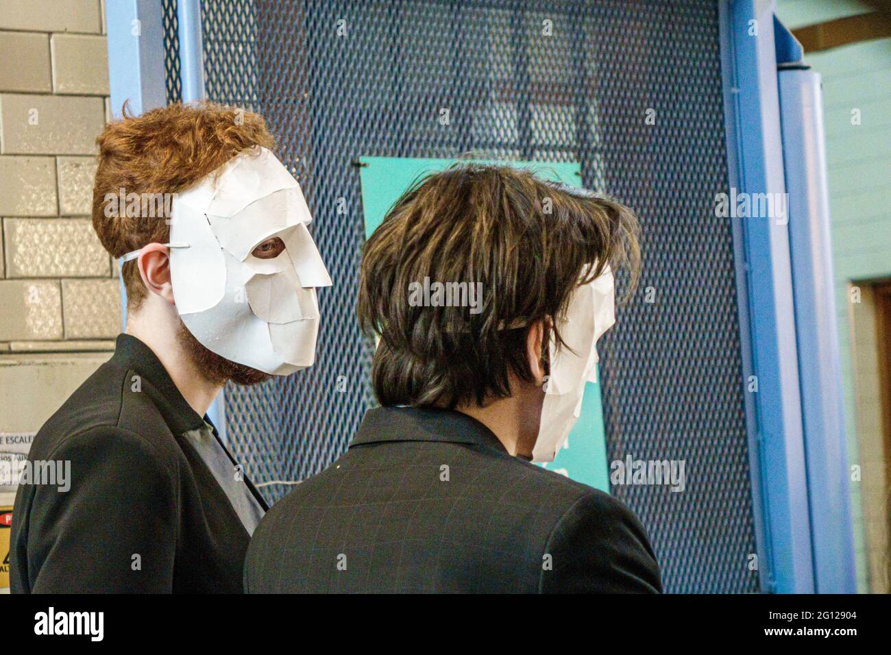 Argentine Buenos Aires homme jeune adulte vêtu de papier blanc masque facial acteurs de couverture Banque D'Images