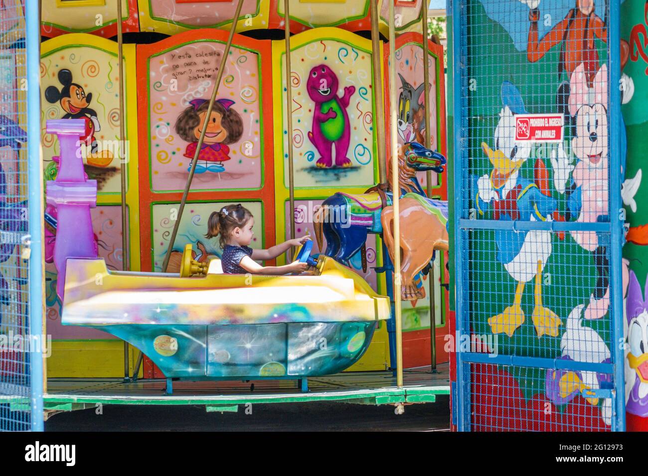 Argentine Buenos Aires Recoleta Plaza Teniente général Emilio Mitre parc public parc d'attractions pour enfants carrousel merry-Go-round fille ri Banque D'Images
