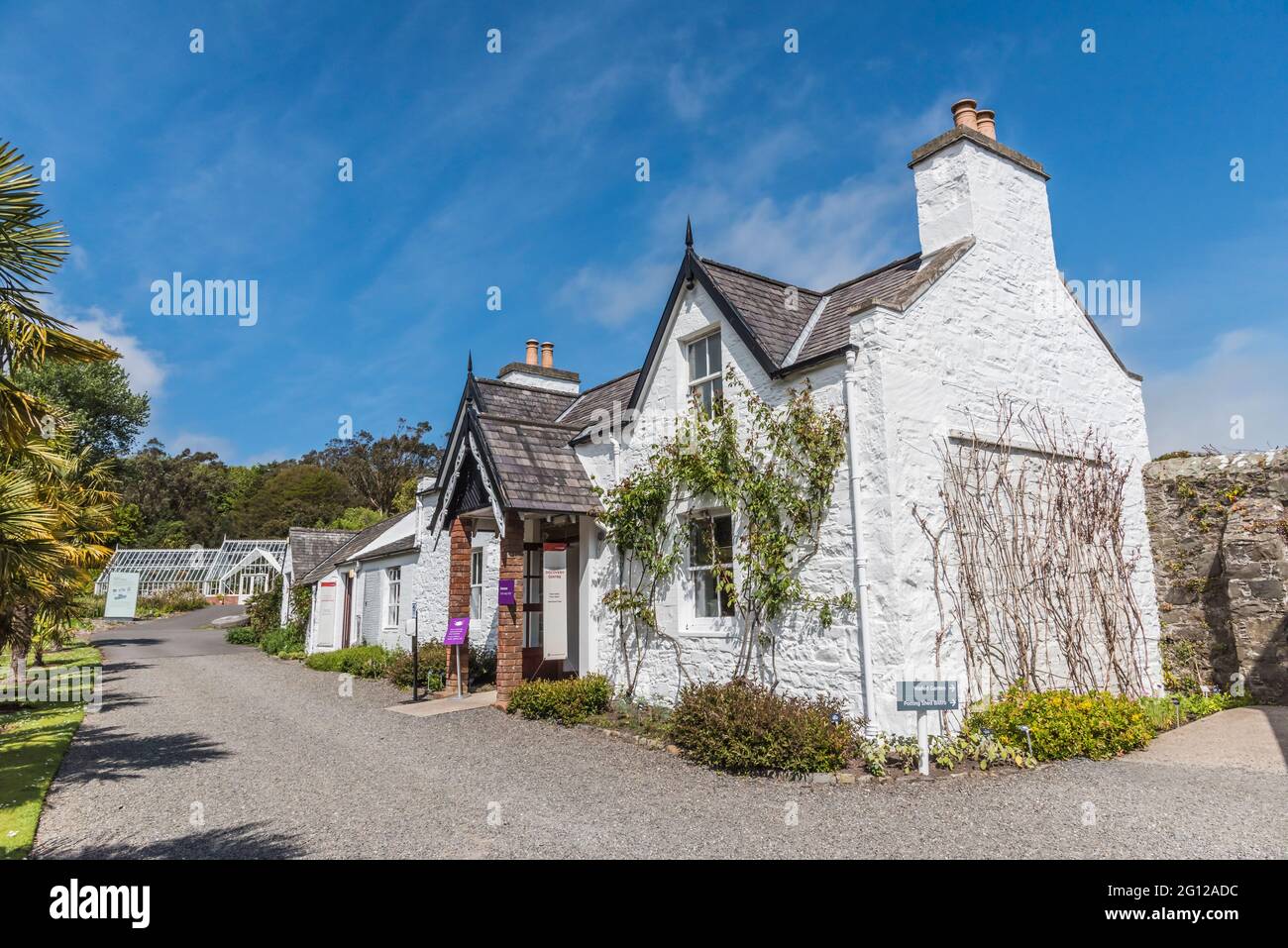 L'image est celle des cottages des jardins botaniques royaux de Port Logan, près de Stranraer, sur la péninsule Dumfries Galloway. Banque D'Images