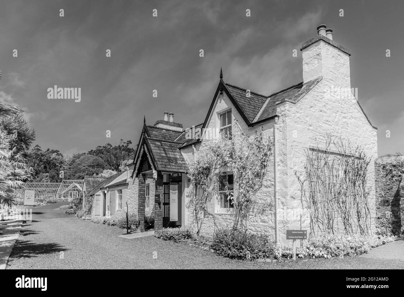 L'image est celle des cottages des jardins botaniques royaux de Port Logan, près de Stranraer, sur la péninsule Dumfries Galloway. Banque D'Images