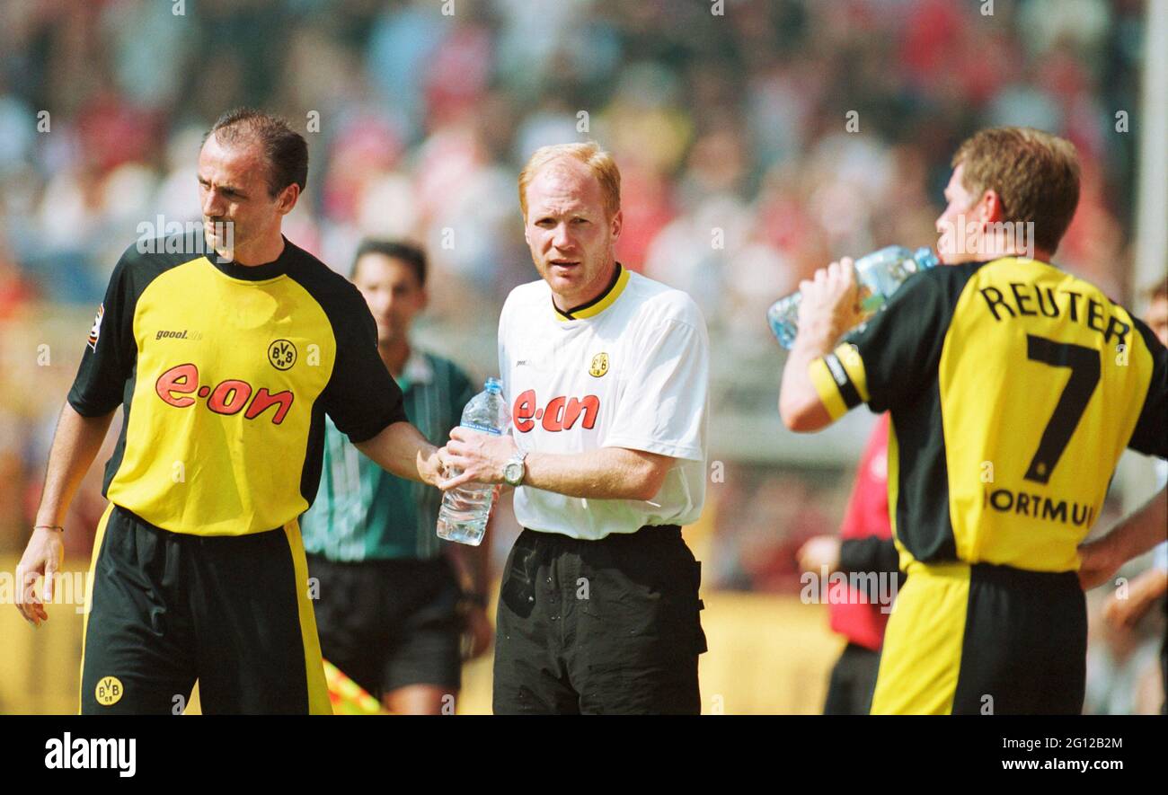 Westfalenstadion Dortmund Allemagne 28.7.2001, football: Saison Bundesliga 2001/02, Borussia Dortmund (BVB, jaune) vs 1. FC Nuernberg (FCN, rouge) 2:0 - de gauche à droite : Juergen KOHLER, Matthias SAMMER, Stefan REUTER (BVB) Banque D'Images