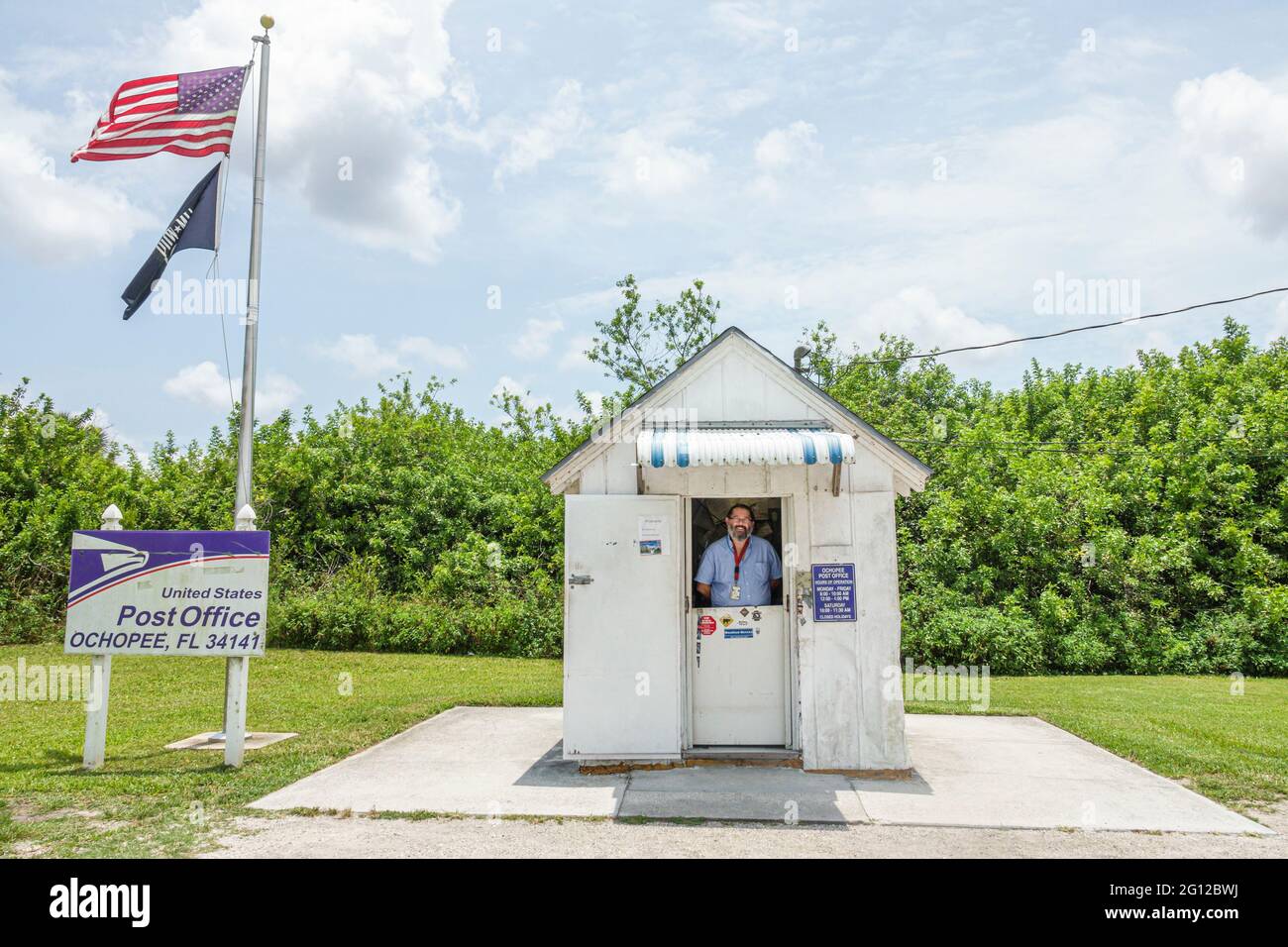 Florida FL South Everglades Ochogee Tamiami Trail US Highway route 41 plus petit bureau de poste américain 34141 bâtiment historique drapeau homme mailman commis postal Banque D'Images