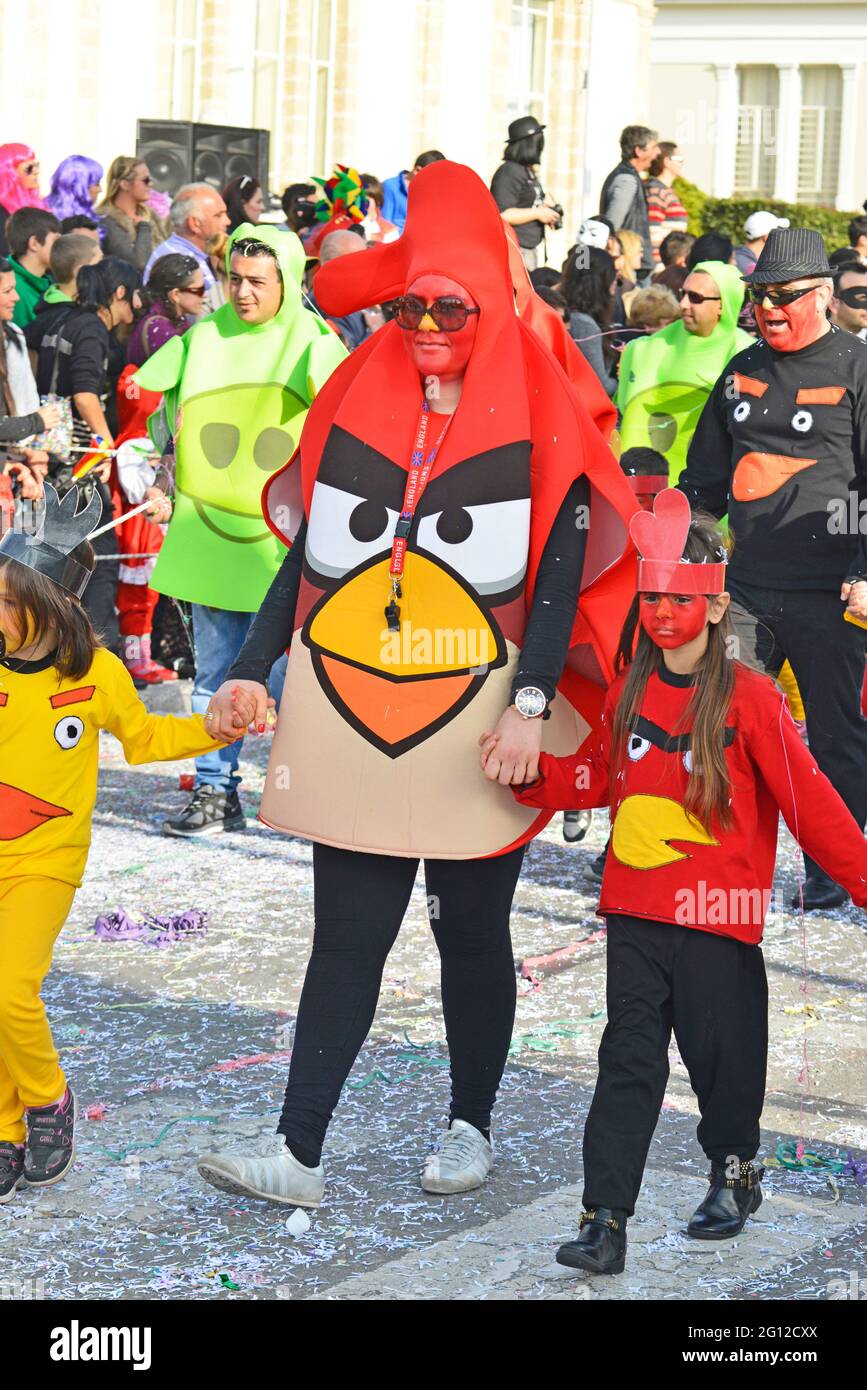 COSTUMES COLORÉS, CARNAVAL DE PAPHOS, PAPHOS, CHYPRE. FÉVRIER 2014. Les costumes colorés des participants et des enfants illuminent le ccei festif Banque D'Images