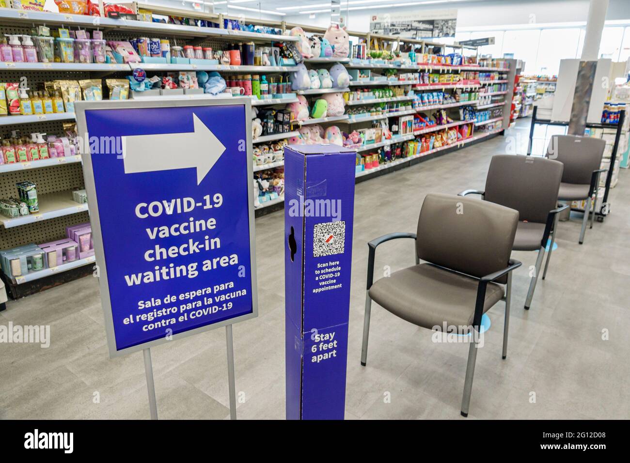 Miami Beach Florida, Walgreens pharmacie à l'intérieur, intérieur intérieur, Covid-19 zone d'attente pour l'enregistrement des vaccins Espagnol Anglais, restez à 6 pieds de l'écart des sièges Banque D'Images