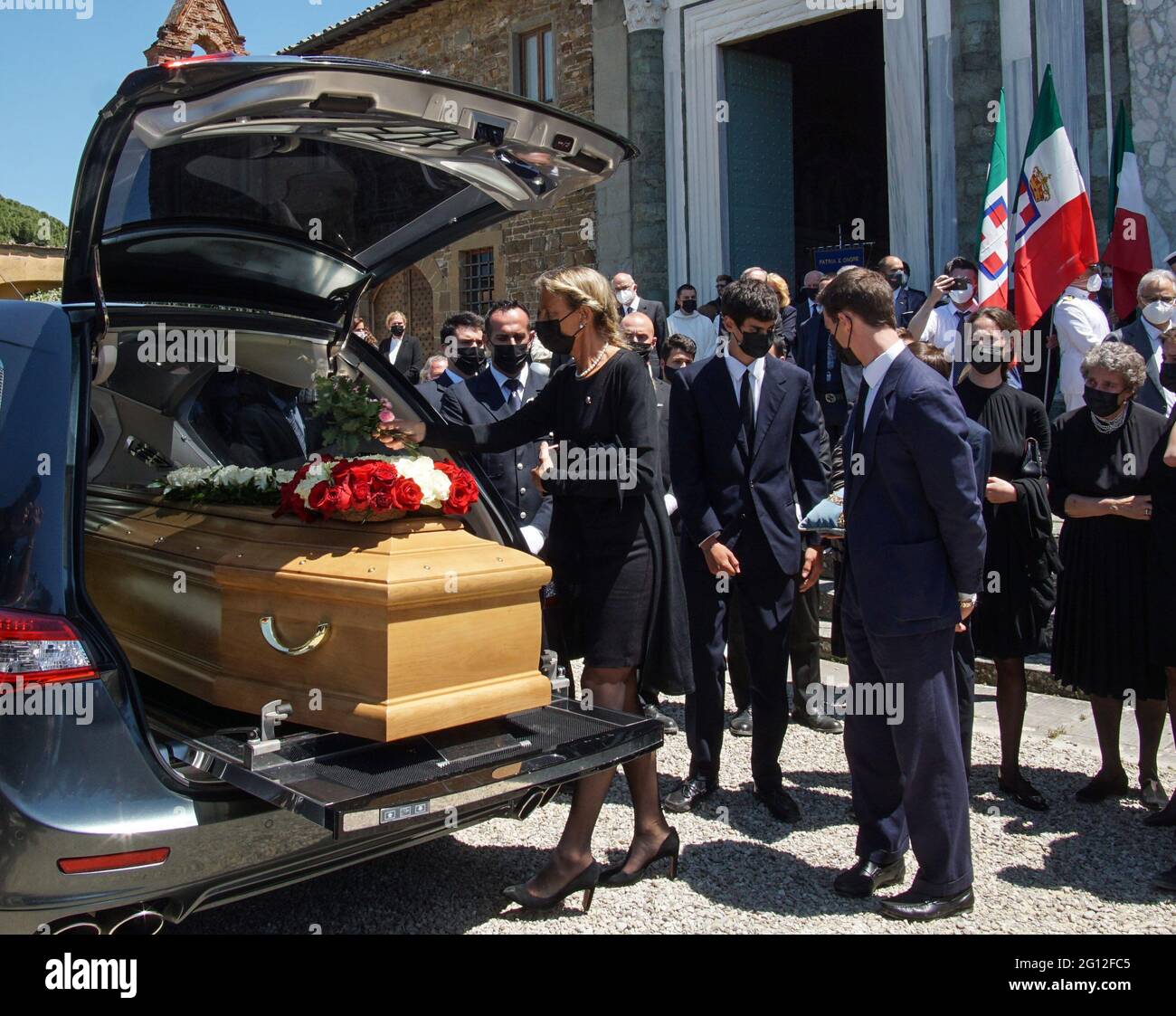 Florence, Italie. Juin 4 2021: Florence, funéraire du Prince Amedeo di  Savoia dans l'église de San Miniato al Monte dans la photo, sa fille  Mafalda di Savoia pose des fleurs sur le