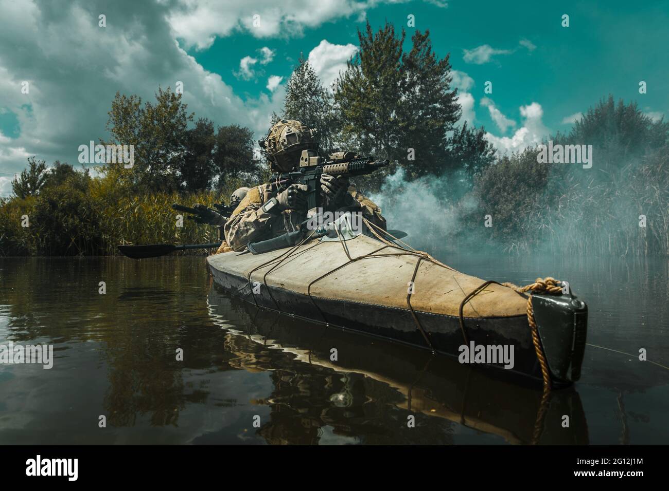 Les opérateurs des forces spéciales militaires dans le kayak. Banque D'Images