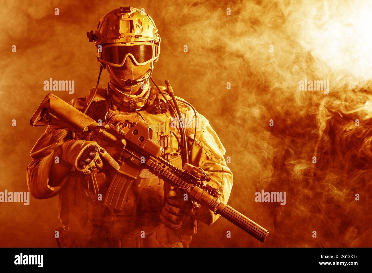 Soldat des forces spéciales avec fusil dans l'incendie. Banque D'Images