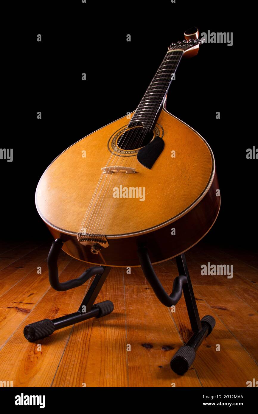 Traditional portuguese guitar Banque de photographies et d'images à haute  résolution - Alamy