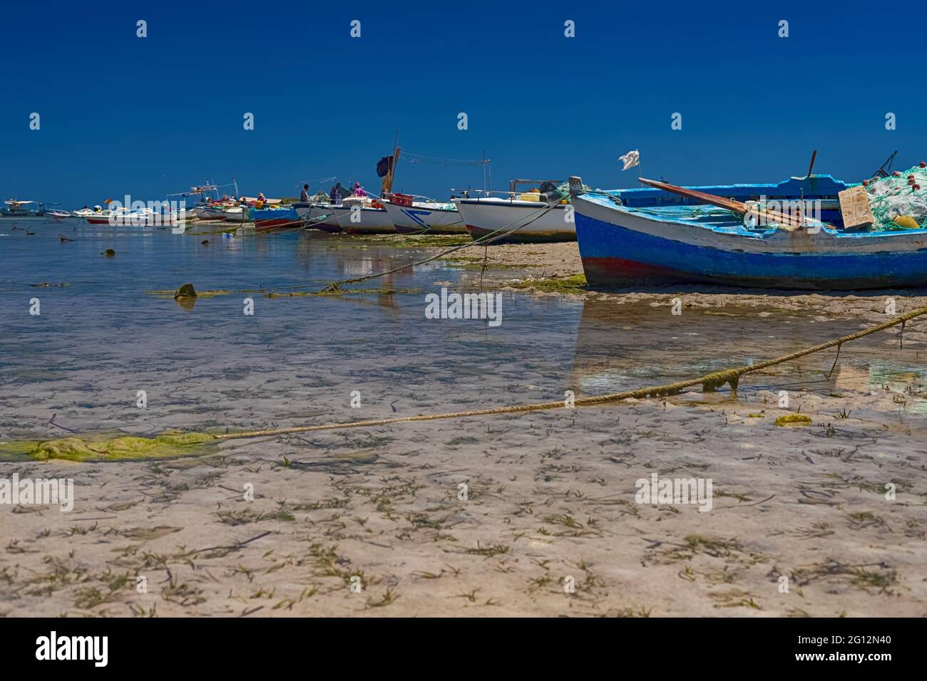 Paysage marin. Belle vue sur le bateau dans la baie de la mer Méditerranée à marée basse sur l'île de Djerba, Tunisie Banque D'Images