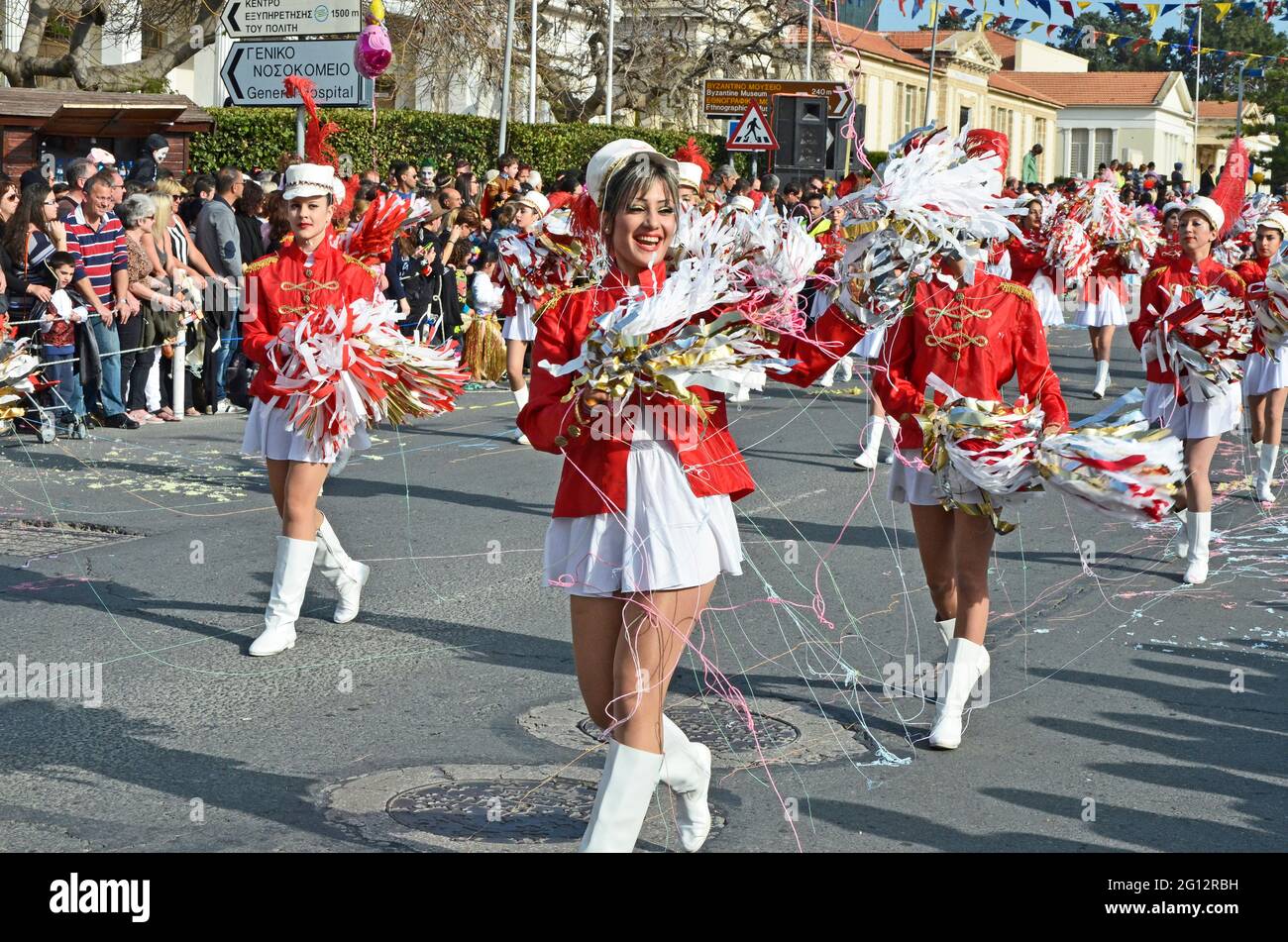 COSTUMES DE PARADE COLORÉS, CARNAVAL DE PAPHOS, PAPHOS, CHYPRE. FÉVRIER 2014. Les costumes colorés des participants à la parade illuminent la voiture de fête Banque D'Images