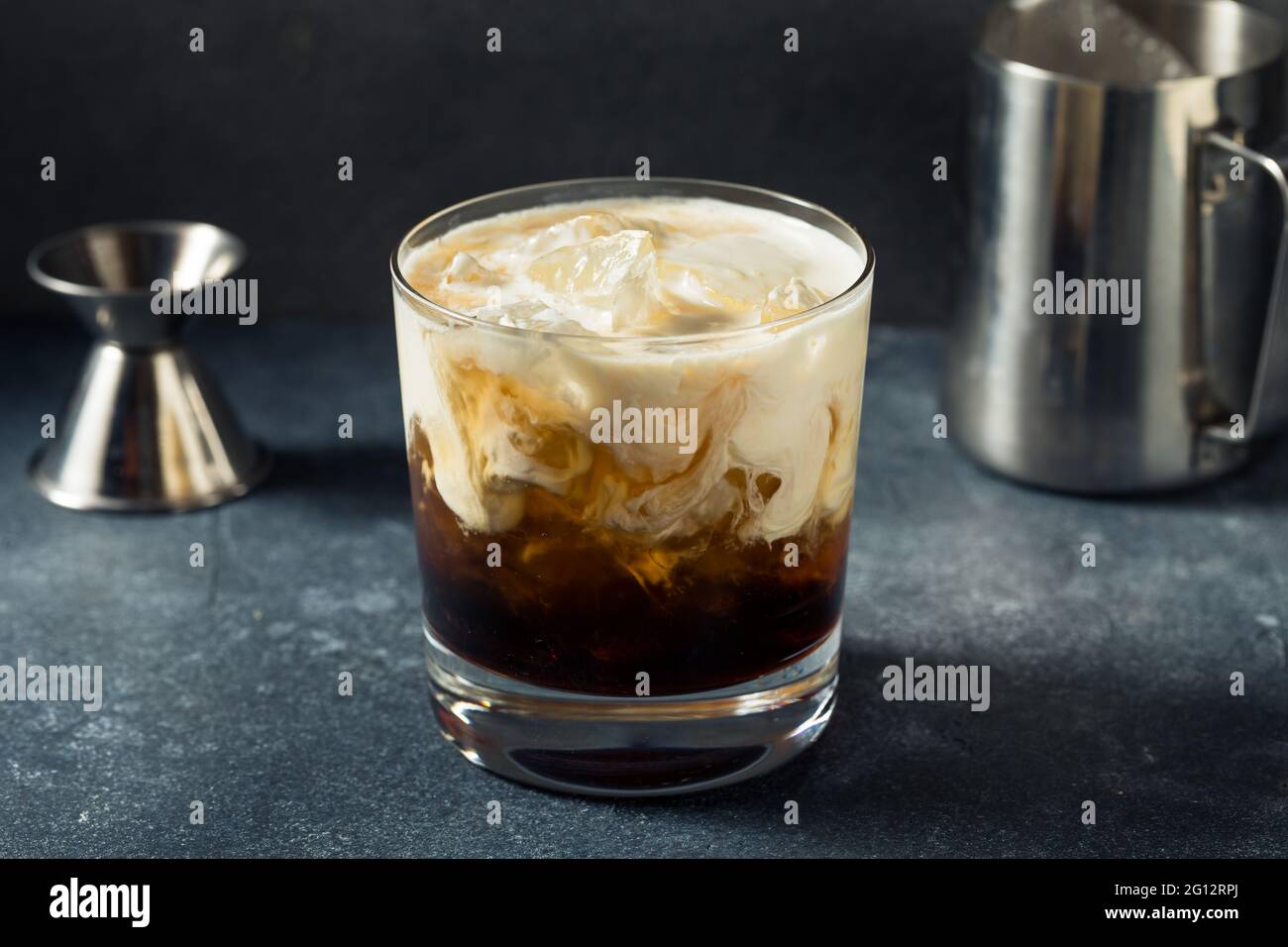 Cocktail russe blanc rafraîchissant avec vodka et crème Banque D'Images