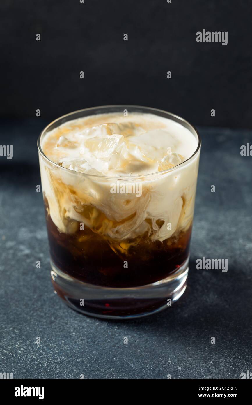 Cocktail russe blanc rafraîchissant avec vodka et crème Banque D'Images