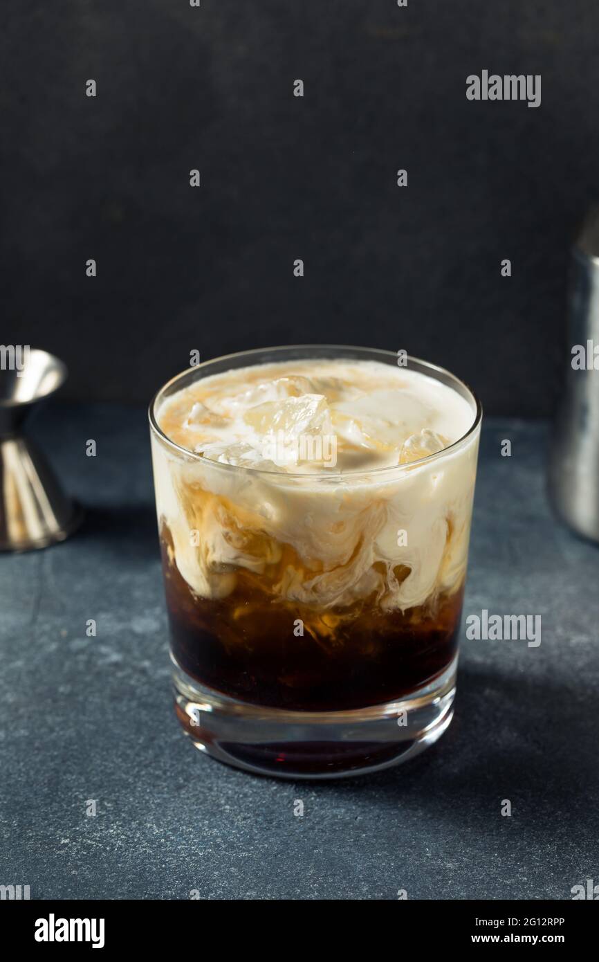 Cocktail russe blanc rafraîchissant avec vodka et crème Banque D'Images