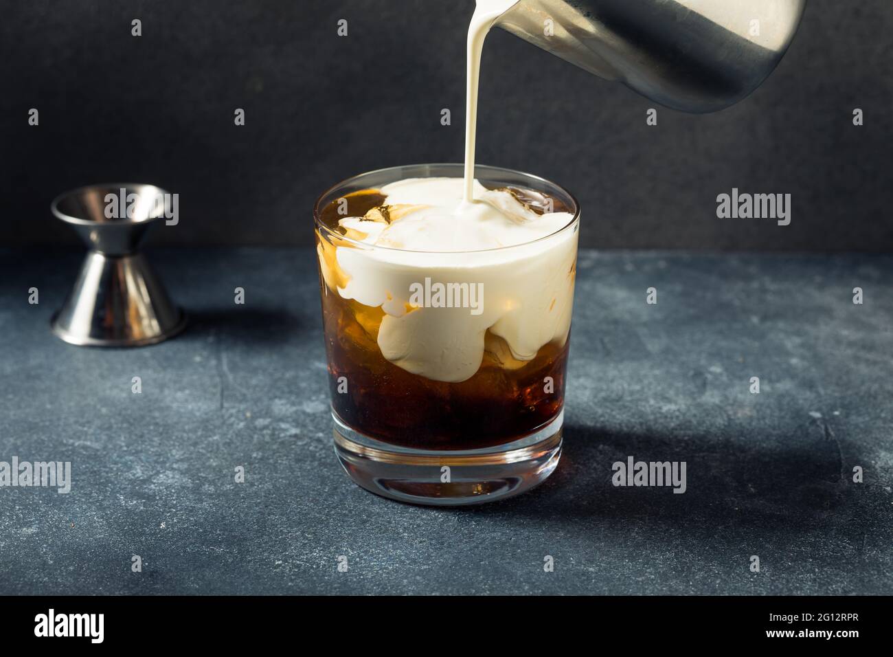 Cocktail russe blanc rafraîchissant avec vodka et crème Banque D'Images