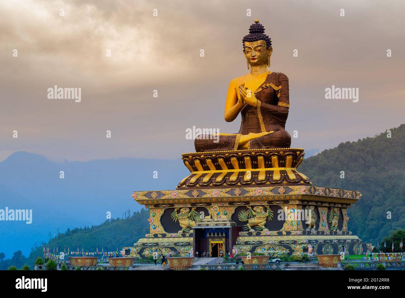 Magnifique statue immense de Bouddha, à Rabangla , Sikkim , Inde. Entouré par les montagnes de l'Himalaya. Il s'appelle Buddha Park - un touriste populaire à Banque D'Images