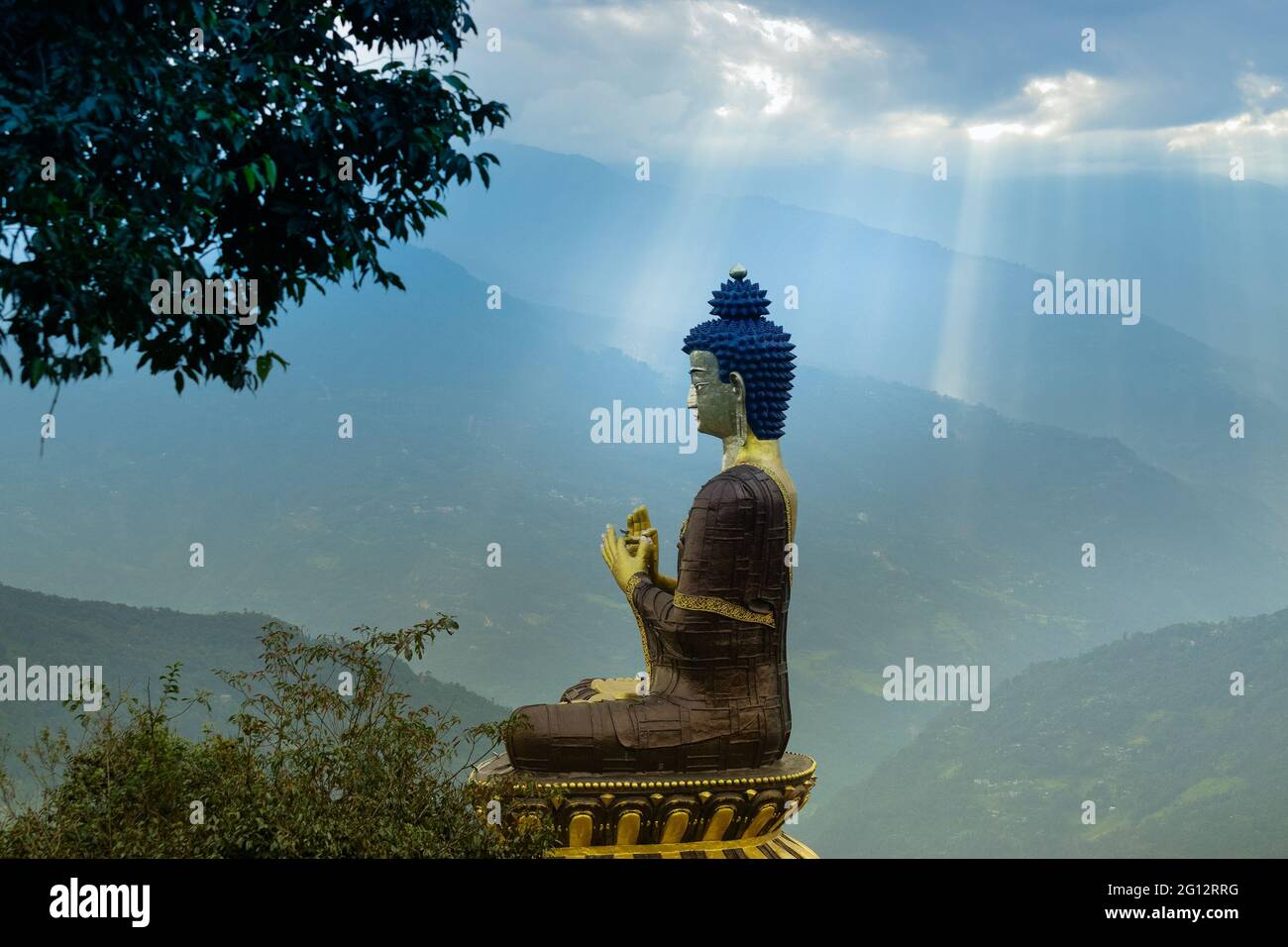 Rayons de soleil tombant sur une magnifique statue immense de Bouddha, à Rabangla , Sikkim , Inde. Entouré par les montagnes de l'Himalaya. Il est appelé Parc de Bouddha - a Banque D'Images
