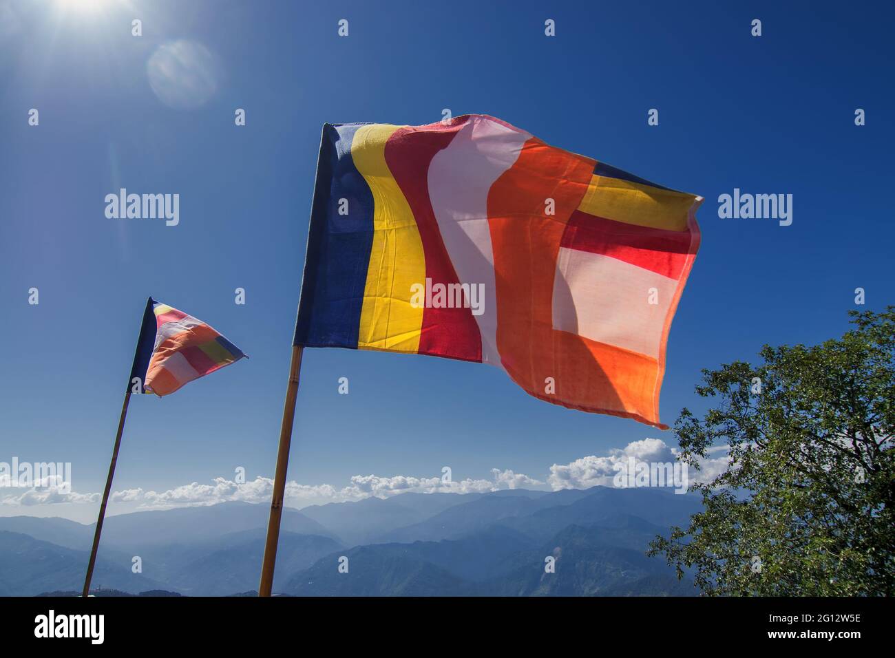 Les drapeaux bouddhistes de prière de Coluourful sont agités sous un vent fort sous le soleil à Samdruptse, l'énorme monastère bouddhiste mémorial à Sikkim, Inde. Banque D'Images