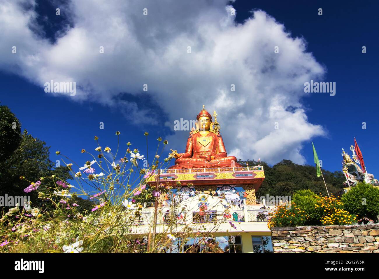 Statue de Samdruptse , une immense statue de mémorial bouddhiste à Sikkim, ciel bleu ciel nuageux en arrière-plan. Banque D'Images