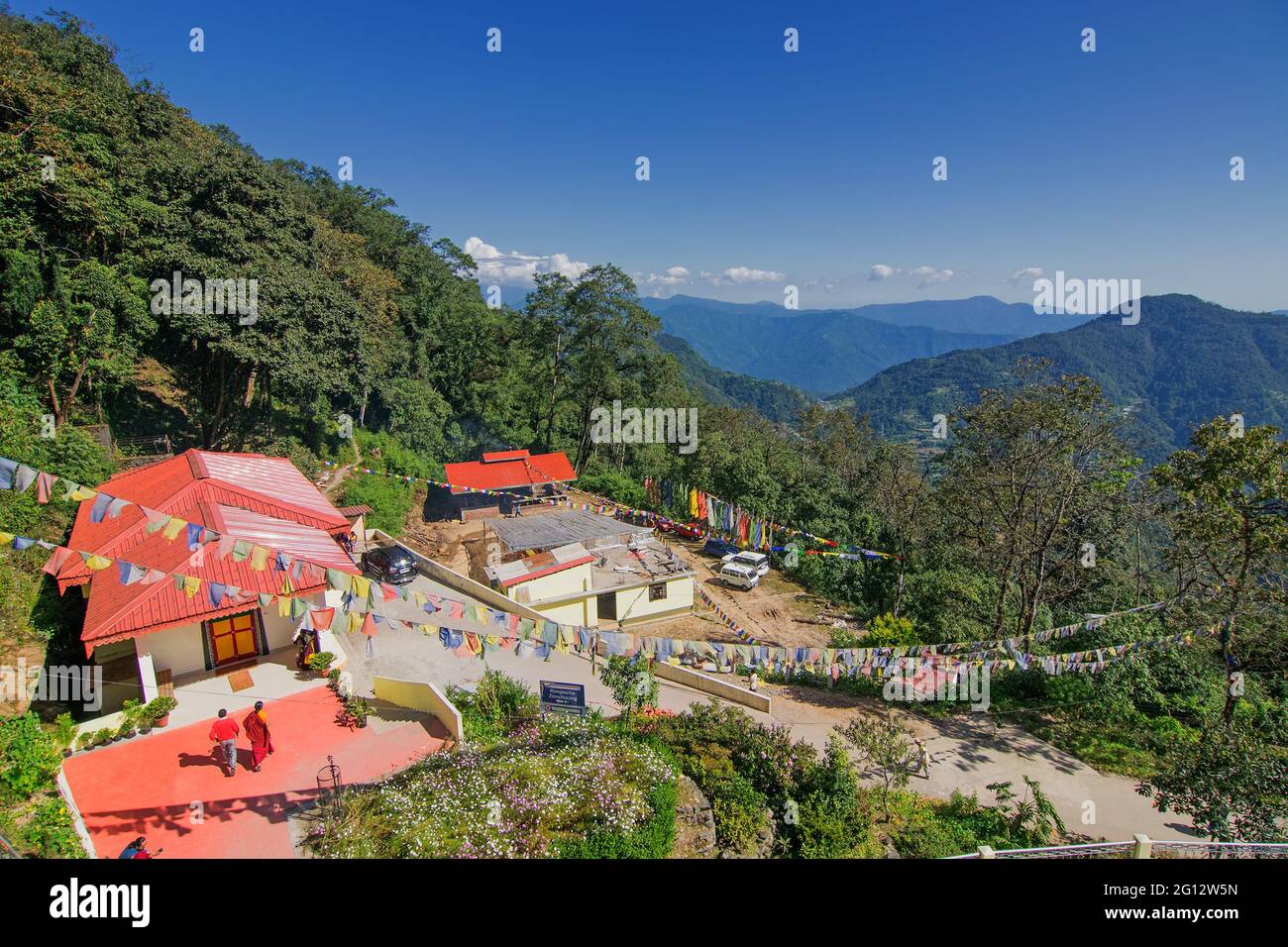 Un beau monastère bouddhiste ensoleillé - Samdruptse à la ville de Ravangla, Sikkim, Inde. Ciel bleu nuageux au-dessus et montagnes de l'Himalaya en arrière-plan. Banque D'Images