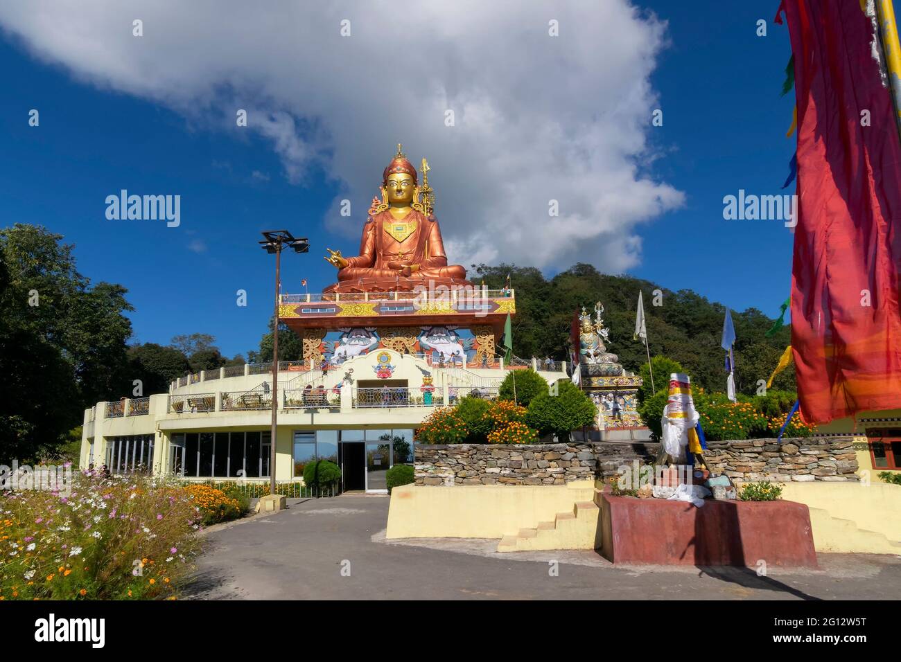 Belle statue de Samdruptse, une immense statue de mémorial bouddhiste à Sikkim, ciel bleu ciel nuageux en arrière-plan. Sikkim est un état de l'Inde, sitauted dans le gre Banque D'Images