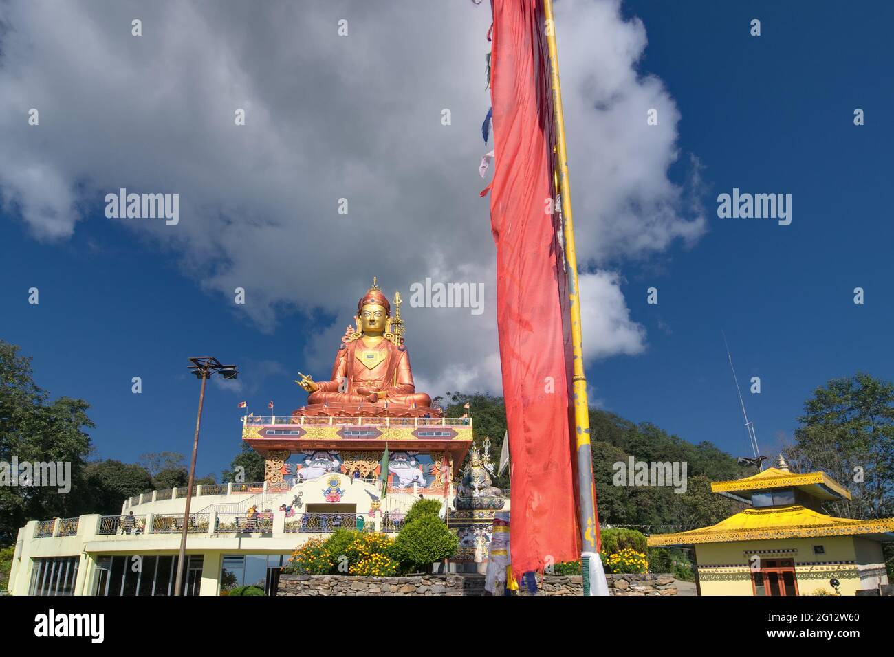 Statue de Samdruptse , une immense statue de mémorial bouddhiste à Sikkim, ciel bleu ciel nuageux en arrière-plan. C'est un endroit touristique préféré à Sikkim. Banque D'Images