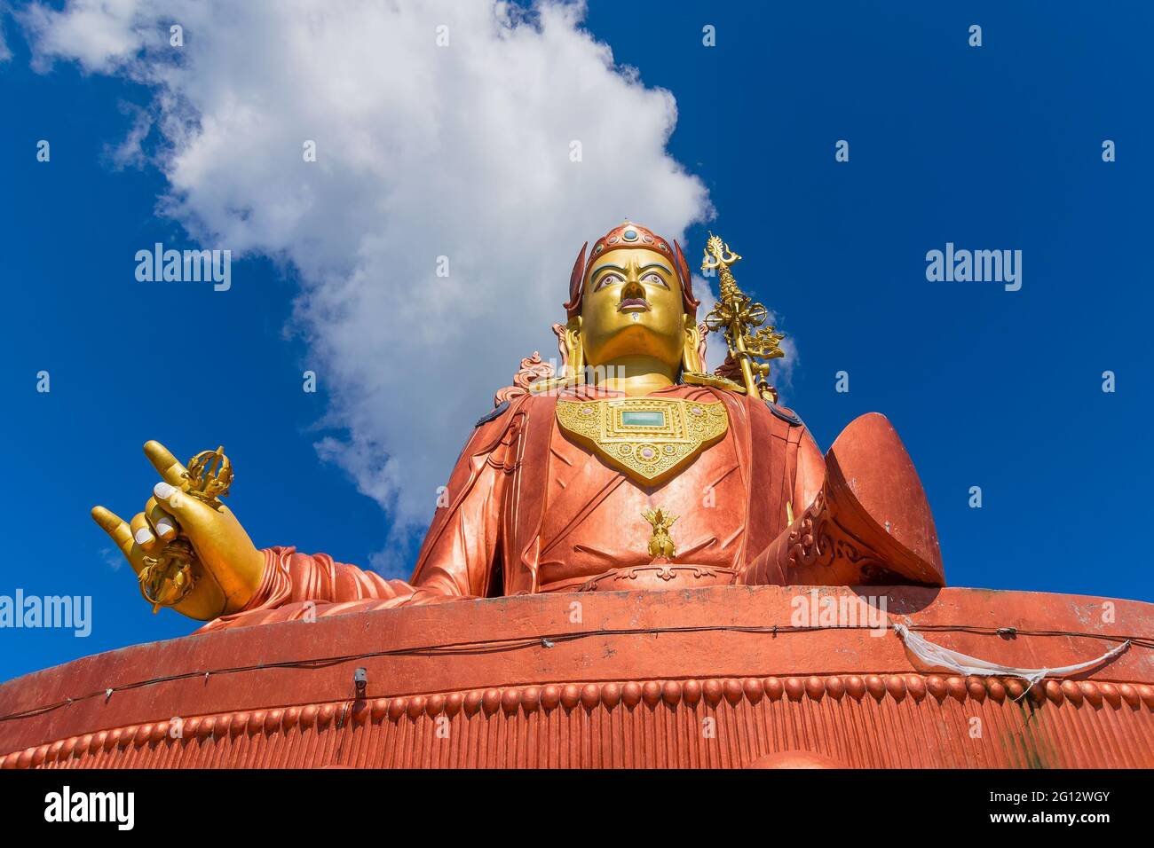 Statue de Samdruptse , une immense statue de mémorial bouddhiste à Sikkim, ciel bleu ciel nuageux en arrière-plan. C'est un endroit touristique fourite à Sikkim. Banque D'Images