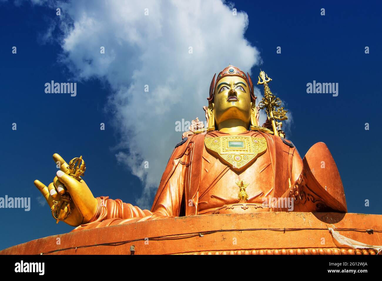 Statue de Samdruptse , une immense statue de mémorial bouddhiste à Sikkim, ciel bleu ciel nuageux en arrière-plan. C'est un endroit touristique fourite à Sikkim. Banque D'Images