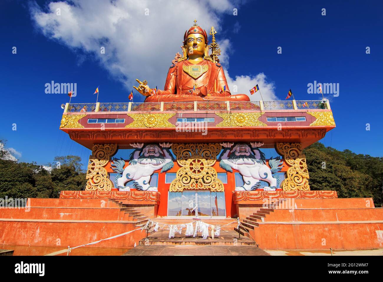 Statue de Samdruptse , une immense statue de mémorial bouddhiste à Sikkim, ciel bleu ciel nuageux en arrière-plan. Banque D'Images