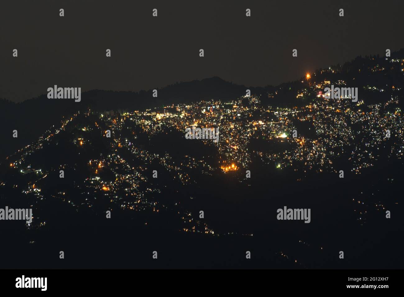 Belle image nocturne de Darjeeling, Reine des collines, vue d'Okhrey, Sikkim, Inde Banque D'Images