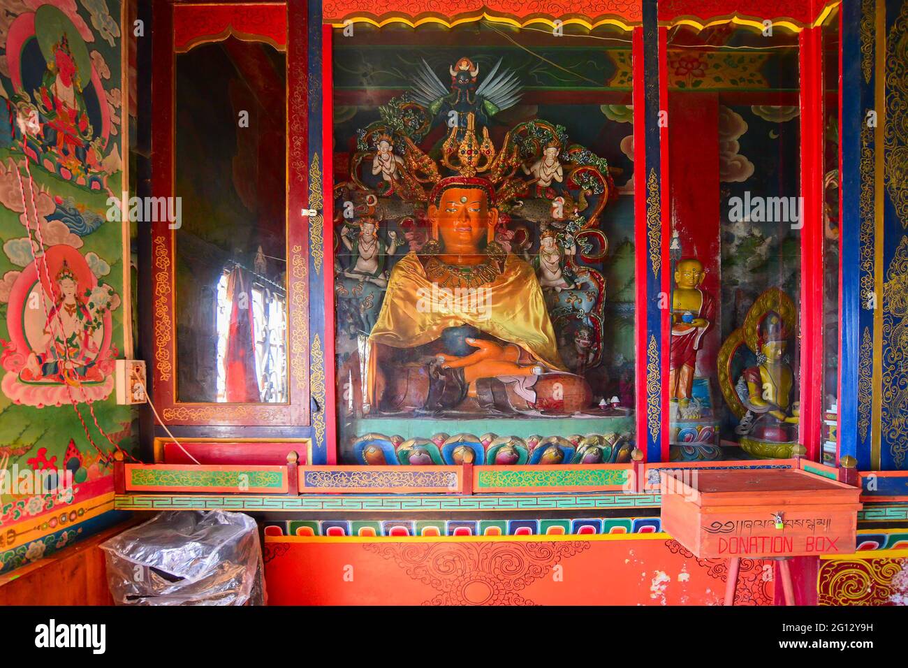 Rinchenpong, Sikkim, Inde - 17 octobre 2016 : statues religieuses du bouddhisme au monastère de Rinchenpong avec peintures murales décorées sur les murs. Banque D'Images