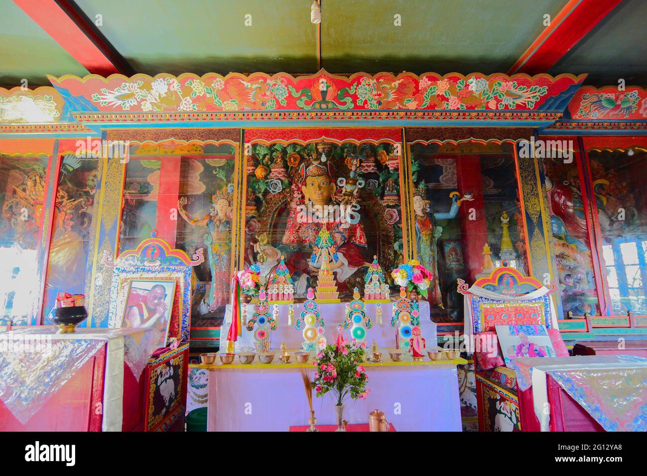 Rinchenpong, Sikkim, Inde - 17 octobre 2016 : statues religieuses du bouddhisme au monastère de Rinchenpong avec peintures murales décorées sur les murs. Banque D'Images