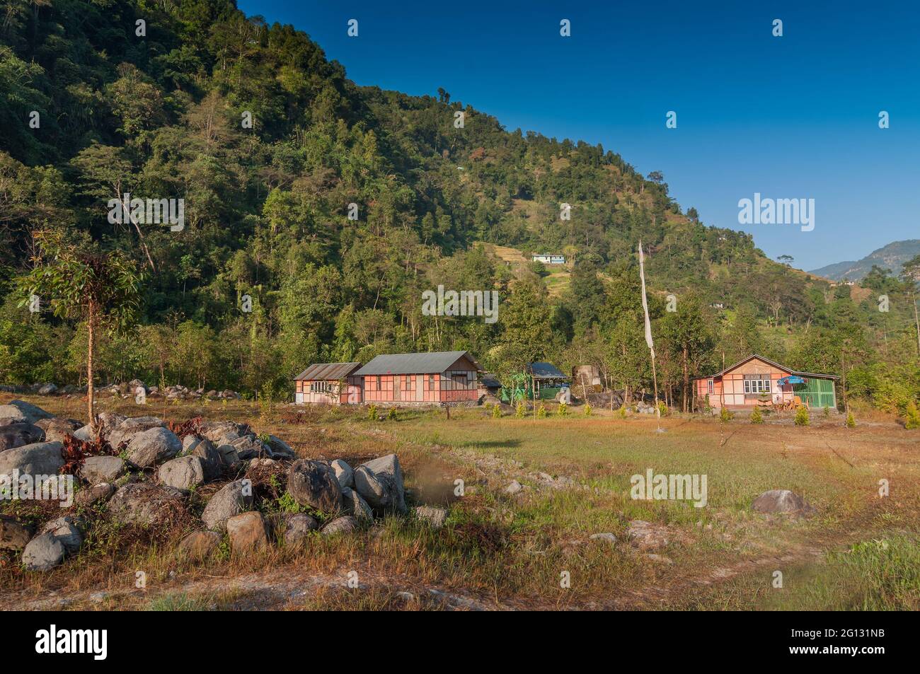 Village de Reshikhola, chaîne de montagnes de l'Himalaya en arrière-plan . Reshikhola est un village isolé avec une vue magnifique et naturelle. Banque D'Images