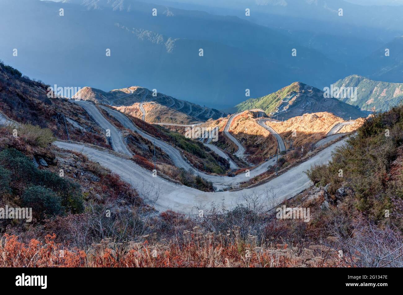 Belles routes de Curvy sur l'ancienne route de la soie, route commerciale de la soie entre la Chine et la frontière de l'Inde, Sikkim, Inde. Partie du projet OBOR de la Chine pour le commerce. Banque D'Images