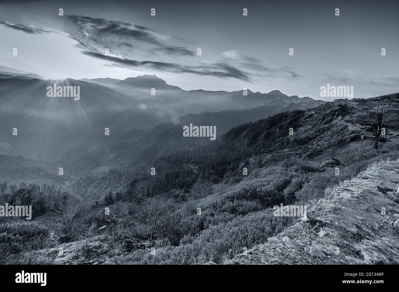 Beau lever de soleil froid à Lunhgthang, Sikkim, Bengale-Occidental, Inde - noir et blanc Banque D'Images