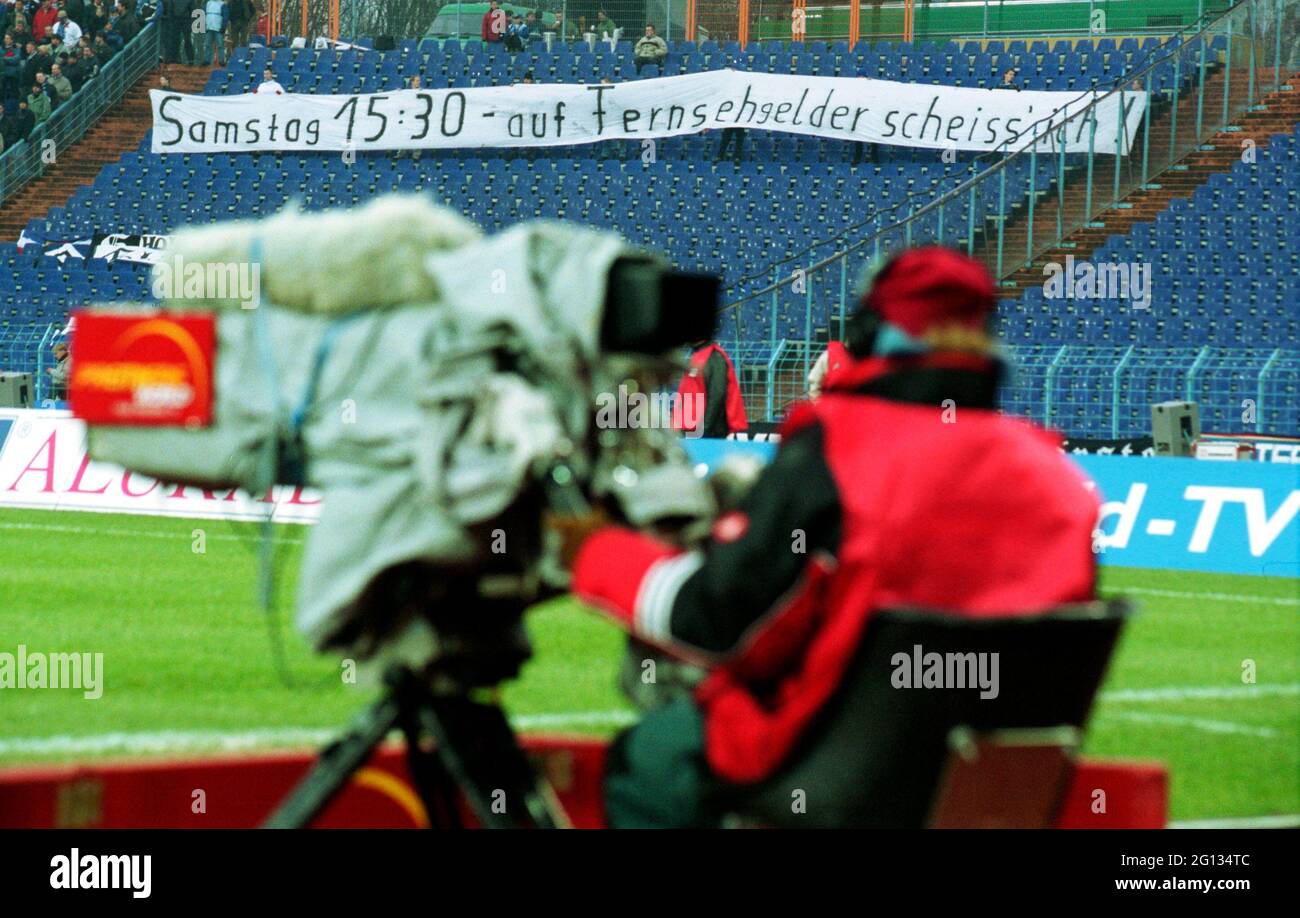 Parkstadion Gelsenkirchen Allemagne 4.3.2001, football: Bundesliga saison 2000/01, Schalke 04 (S04, bleu) vs Hamburger SV (HSV, rouge) 0:1 - les fans protestent contre le décalage des temps de lancement en raison des droits de la télévision Banque D'Images